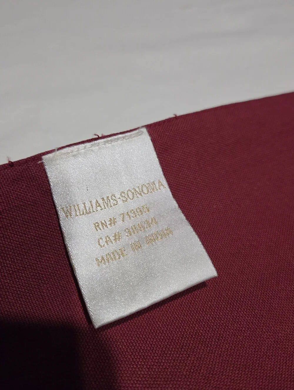 Williams Sonoma Oak Leaf Acorn Embroidered Maroon Tanle Runner 16